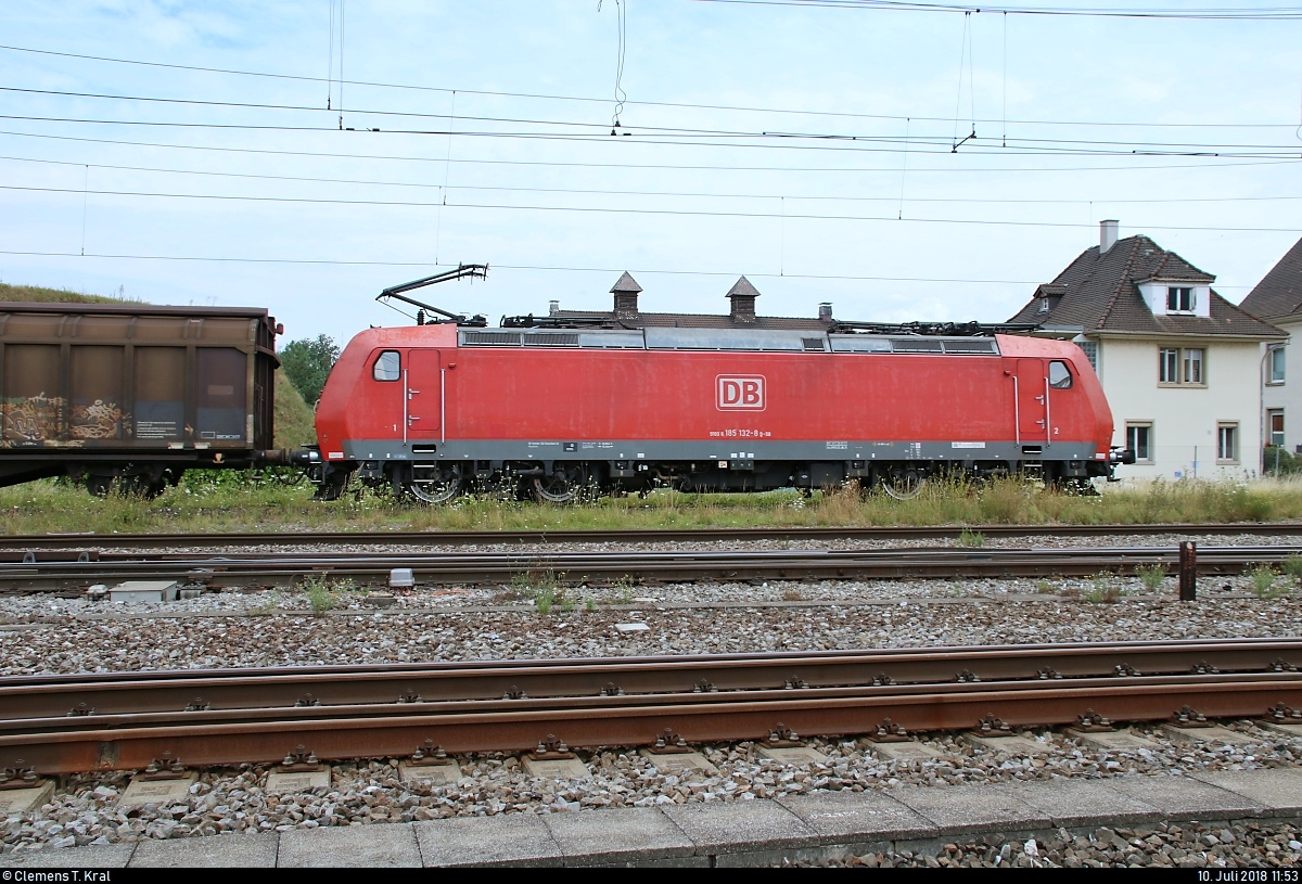 Seitlicher Blick auf 185 132-8 DB mit Silowagen, die den Bahnhof Pratteln (CH) in östlicher Richtung durchfährt.
Aufgenommen von der Güterstrasse.
[10.7.2018 | 11:53 Uhr]