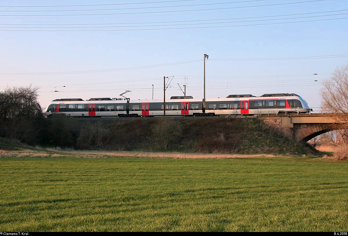 Seitlicher Blick auf 9442 ??? (Bombardier Talent 2) von Abellio Rail Mitteldeutschland als RE 74716 (RE9) von Halle(Saale)Hbf nach Kassel Hbf, der in der Saaleaue bei Angersdorf auf der Bahnstrecke Halle–Hann. Münden (KBS 590) fährt. [8.4.2018 | 19:09 Uhr]