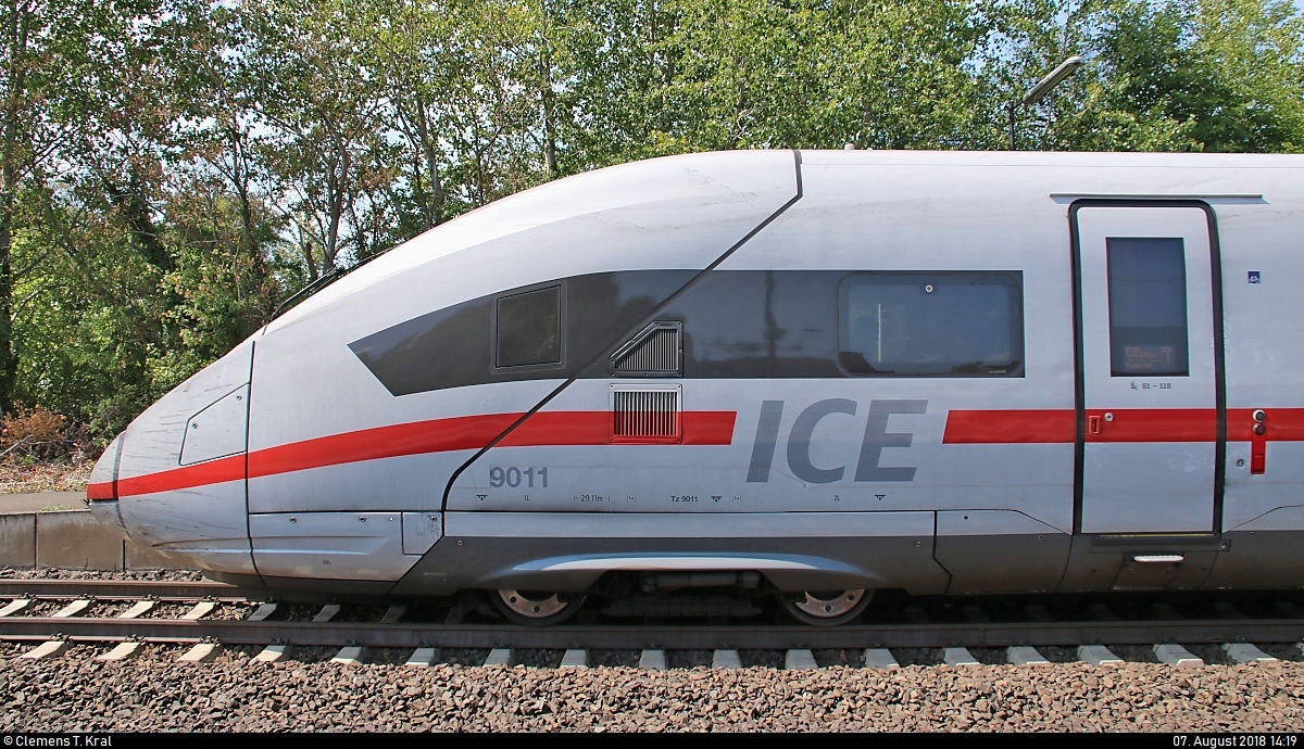 Seitlicher Blick auf die Front von 412 011 (Tz 9011) als ICE 881 von Hamburg-Altona nach München Hbf, der im Bahnhof Uelzen auf Gleis 101 steht.
[7.8.2018 | 14:19 Uhr]