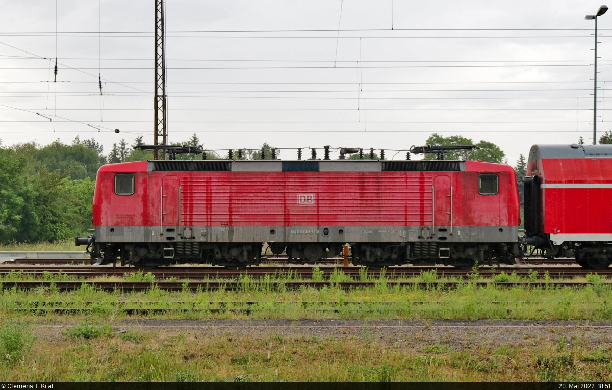 Seitlicher Blick auf die Mietlok 143 348-1, abgestellt zusammen mit neun Dostos und 143 591-6 im Bahnhof Halle-Nietleben anlässlich einer Fußball-Sonderfahrt und aufgenommen vom Bahnsteig.

🧰 DB Gebrauchtzug (DB Regio Südost) | DB Regio Südost
🕓 20.5.2022 | 18:51 Uhr