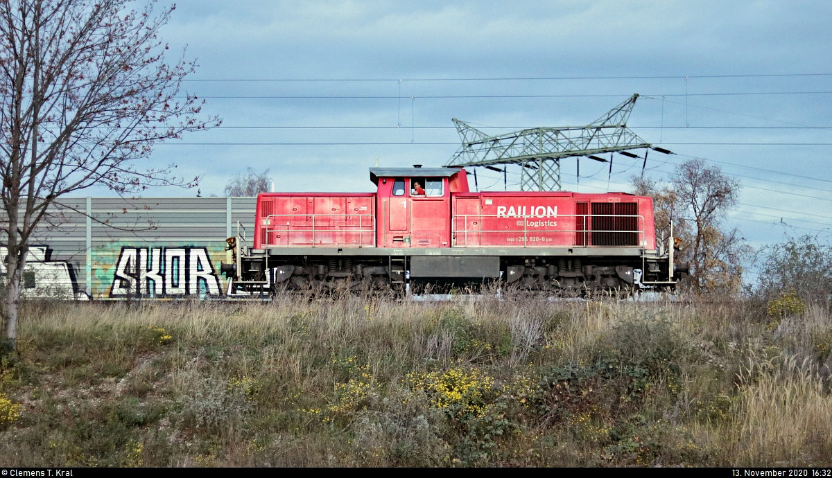 Seitliches Portrait von 294 820-6 (294 320-7 | 290 320-1 | DB V 90), die nach einem kurzen  Rangierausflug  zurück zur Zugbildungsanlage (ZBA) Halle (Saale), ihrer Einsatzstelle, über die beiden oberen Gütergleise fährt.
Aufgenommen vom offenen Bahnübergang (Bü) Karl-von-Thielen-Straße.

🧰 DB Cargo
🕓 13.11.2020 | 16:32 Uhr