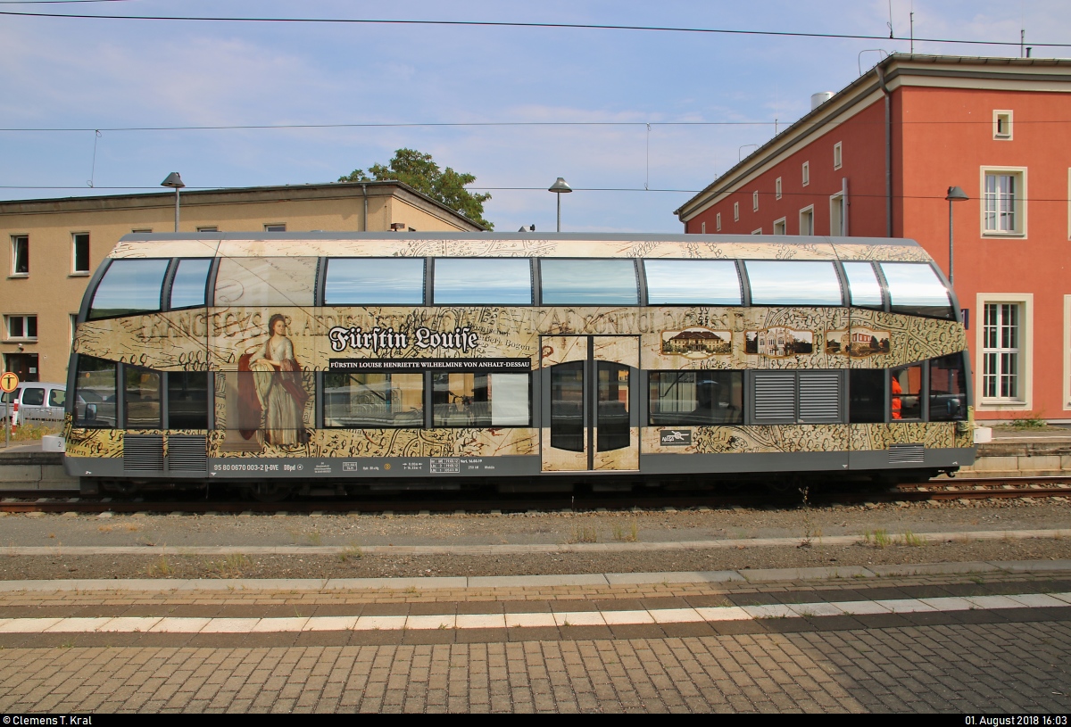 Seitliches Portrait von 670 003-2  Fürstin Louise  der Dessauer Verkehrs- und Eisenbahngesellschaft (DVE) als DWE75712 nach Wörlitz, die in ihrem Startbahnhof Dessau Hbf auf Gleis 1 steht.
[1.8.2018 | 16:03 Uhr]