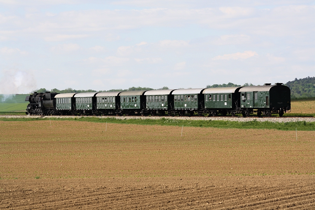 SEK 52.100 am 04.Mai 2014 mit dem EZ 7392 von Korneuburg nach Ernstbrunn bei Naglern-Simonsfeld.

