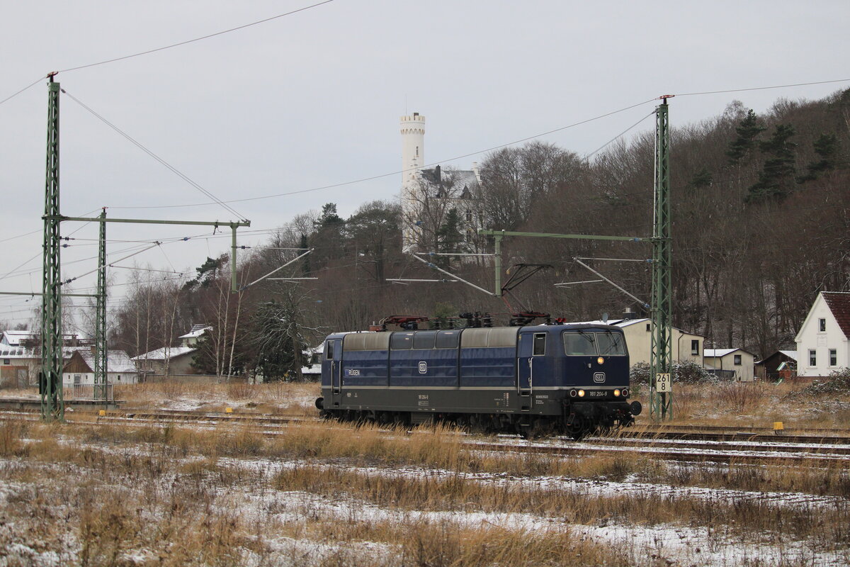 SEL 181 204  Rügen  am 22.12.2021 nach Mukran in die Werkstatt. Hier durchfahrt Bahnhof Lietzow.