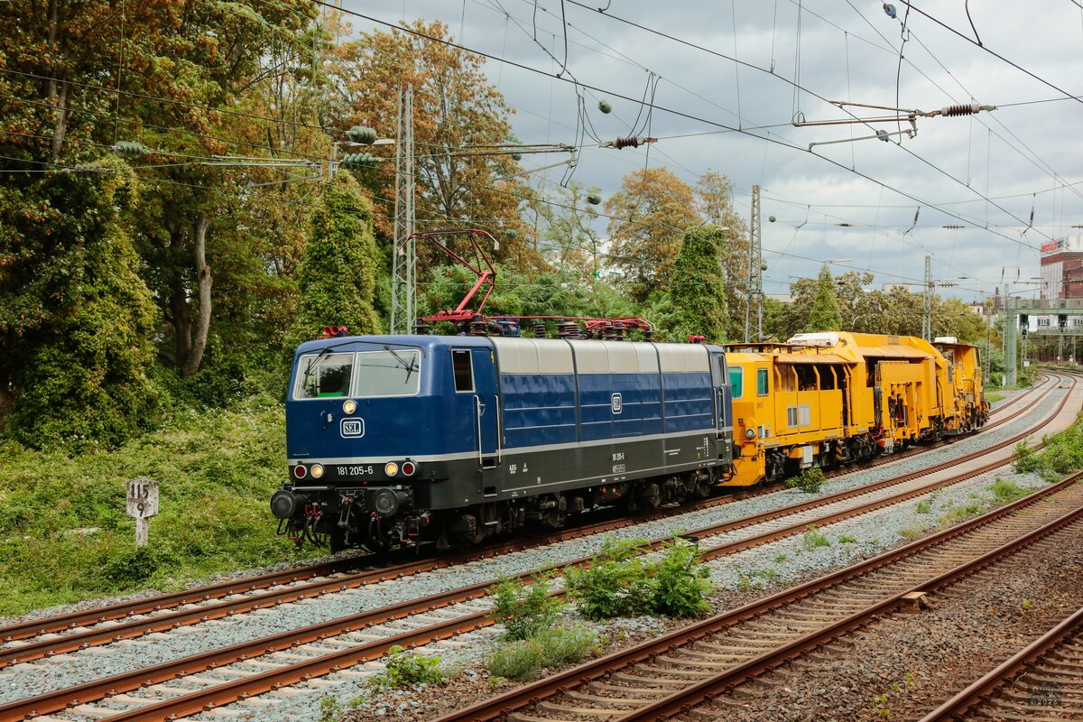 SEL 181 205-6 mit P&T SSP 110 SW Schotterplanier- und Profilierungsmaschine in Wuppertal, September 2026.