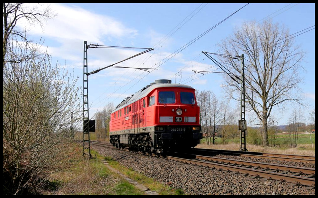 SEL 234242-6 erreicht hier um 11.40 Uhr die Ortsgrenze von Hasbergen. Ihr Ziel war am 16.4.2021 der Bahnhof Hasbergen, wo die Lok einen Bau Zug abzuholen hatte.