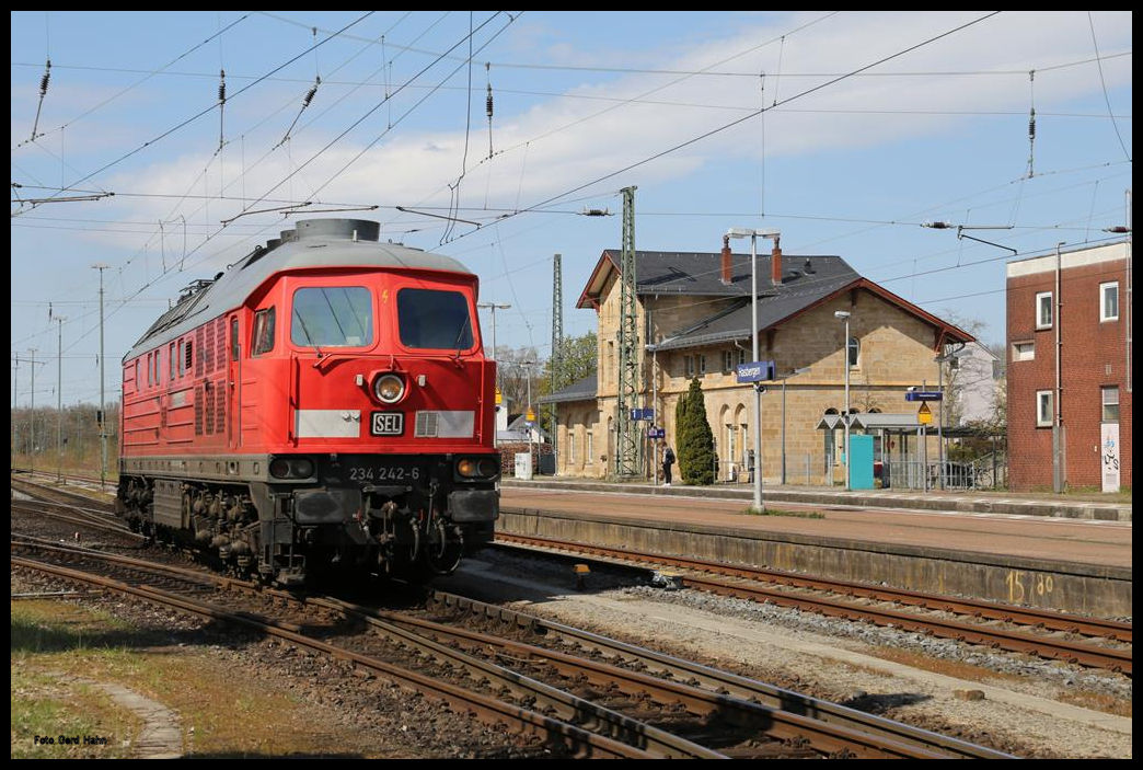 SEL 234242-6 holte am 16.04.2021 mittags einen im Bahnhof Hasbergen abgestellten Bau Zug ab.
Hier rangiert die Lok gerade vor dem heute restaurierten und privat genutzten Bahnhofsgebäude.