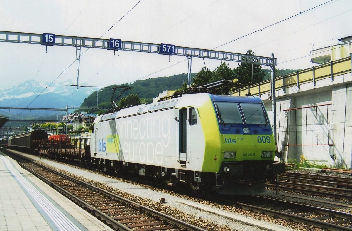 Selber Lok, alte Aufkleber: BLS 485 009 verbindet Europa in Spiez am 6 Juni 2009.