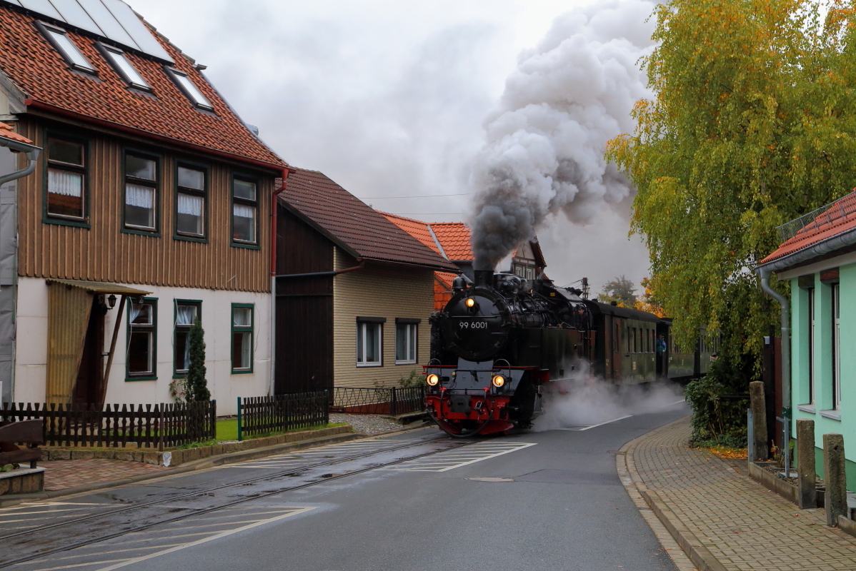 Selbst bei trübem Regenwetter immer wieder ein lohnendes Motiv: Die Fahrt der HSB-Dampfzüge durch die Kirchstraße in Wernigerode. Hier legt sich am 18.10.2015 gerade 99 6001 mit einem IG HSB-Sonderzug für die Fotografengemeinde kräftig ins Zeug! (Bild 1)