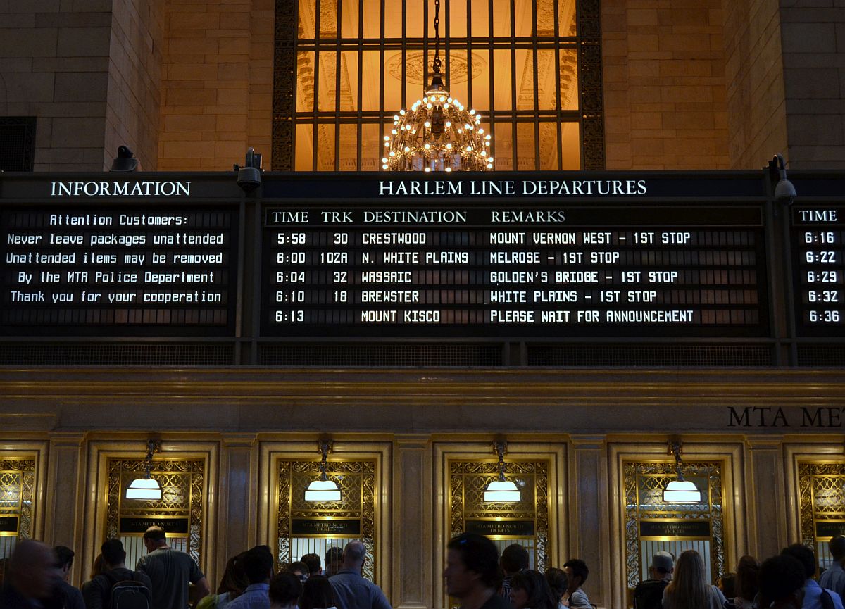 Selbst die historischen Fahrkartenschalter sind in Benutzung. Tickets für Fernzüge allerdings gibt es hier schon lange nicht mehr. Vom einstigen Hauptbahnhof New Yorks geht es nur noch in die Vororte. Grand Central Terminal, 20.6.2014 