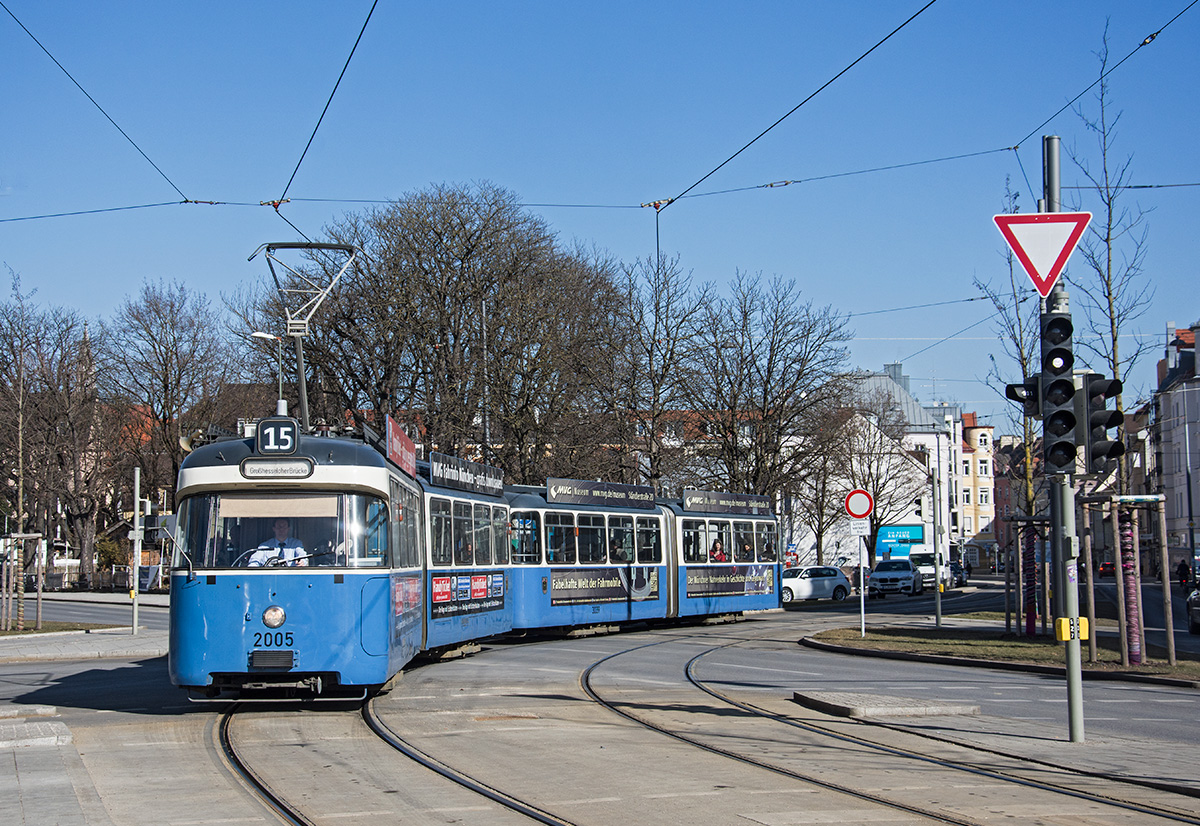 Selbst im Jahr 2017 sind die P-Wagen in München immer noch fleißig unterwegs derzeit auf der Linie 15 zwischen Max Weber Platz - Großhesseloher Brücke! 

P-Wagen 2005 + 3039 in der Tegernseer Landstraße am 16.02.2017. 