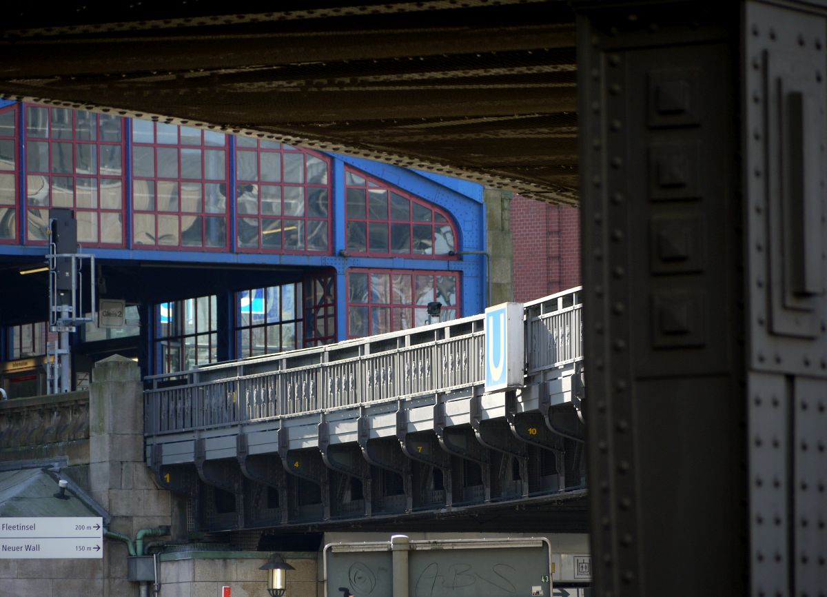 Selbst die Stahlkonstruktion am Hamburger U-Bahnhof  Rödingsmarkt  ist noch original - wie lange noch...? 23.2.2014