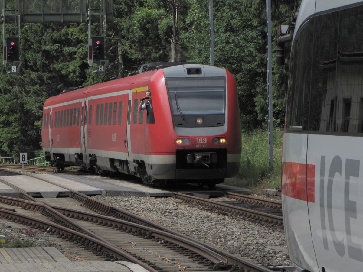 Selbst der Tf vom DB 612 036, der am 09.07.2015 als RE 3804 (Würzburg Hbf - Erfurt Hbf) unterwegs war, war überrascht im Bahnhof von Oberhof einen ICE zu sehen und hielt diesen Moment mit seiner Kamera fest. Der DSB 605 007 war an dem Tag für Dreharbeiten für einen Kinofilm in Oberhof.