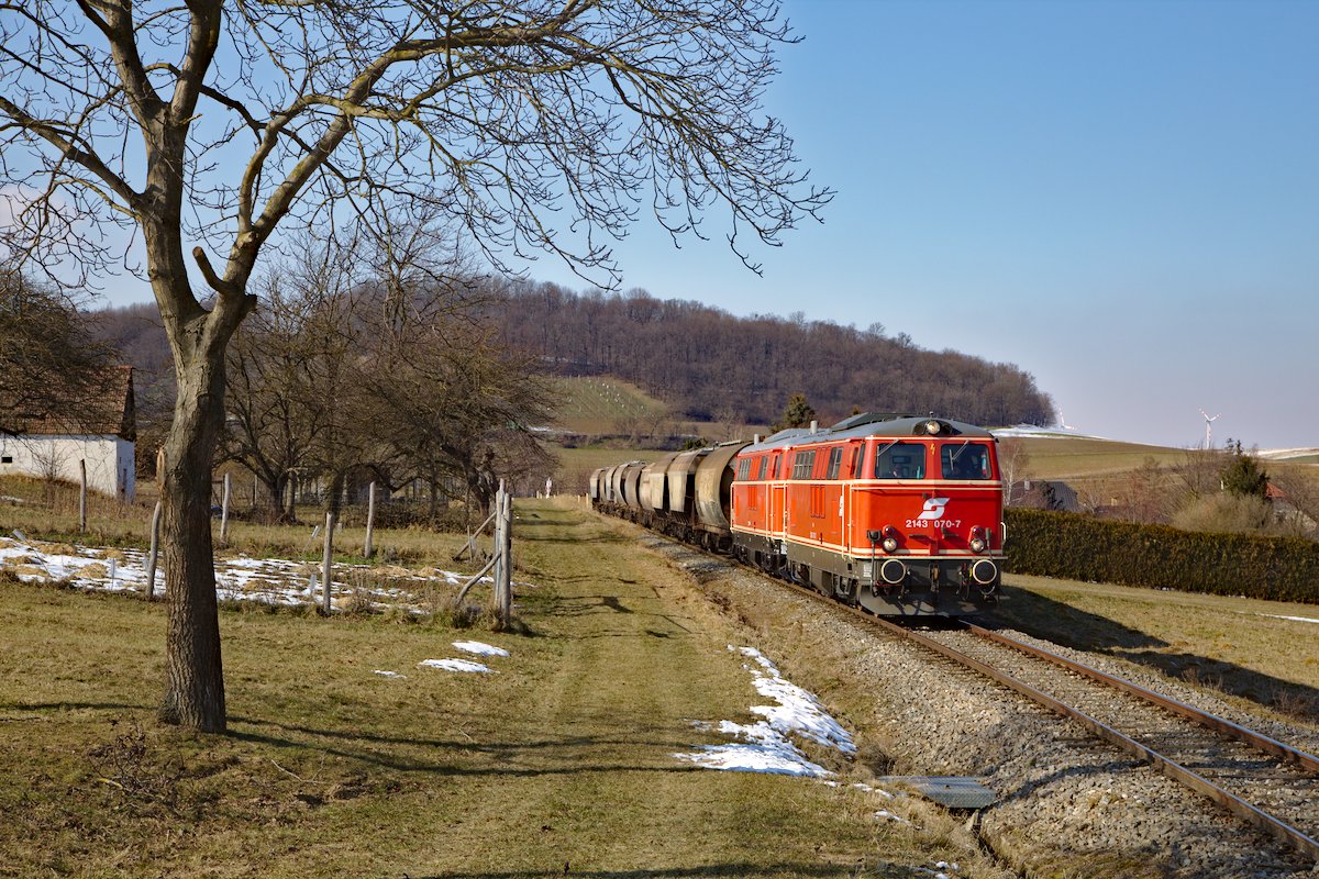 Selbst im Weinviertel ist es schwierig, einen Zug mit einem Weinkeller zu fotografieren. Bei der bestens organisierten Fotofahrt mit der frisch ausgebesserten 2143.070 + 2143.056 bot sich dazu eine endlich dazu eine tolle Gelegenheit, noch dazu bei perfektem Licht. (25.02.2017)