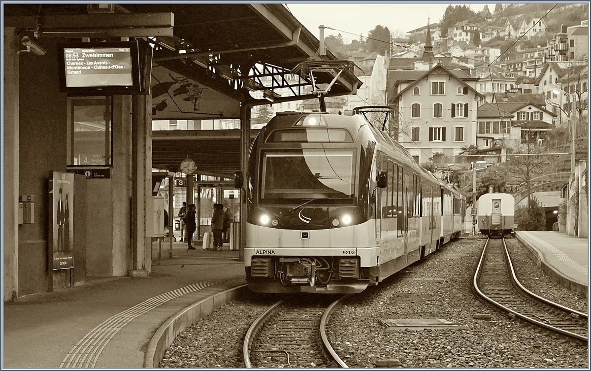 Selbst wenn der  falsche * Zug am Bahnsteig steht, liess ich es mir nicht nehmen, das Bild so zu bearbeiten, als wenn der echte, klassische MOB Belle Epoque Zug auf seine letzte Abfahrt nach Zweisimmen wartet.
7. Jan. 2018