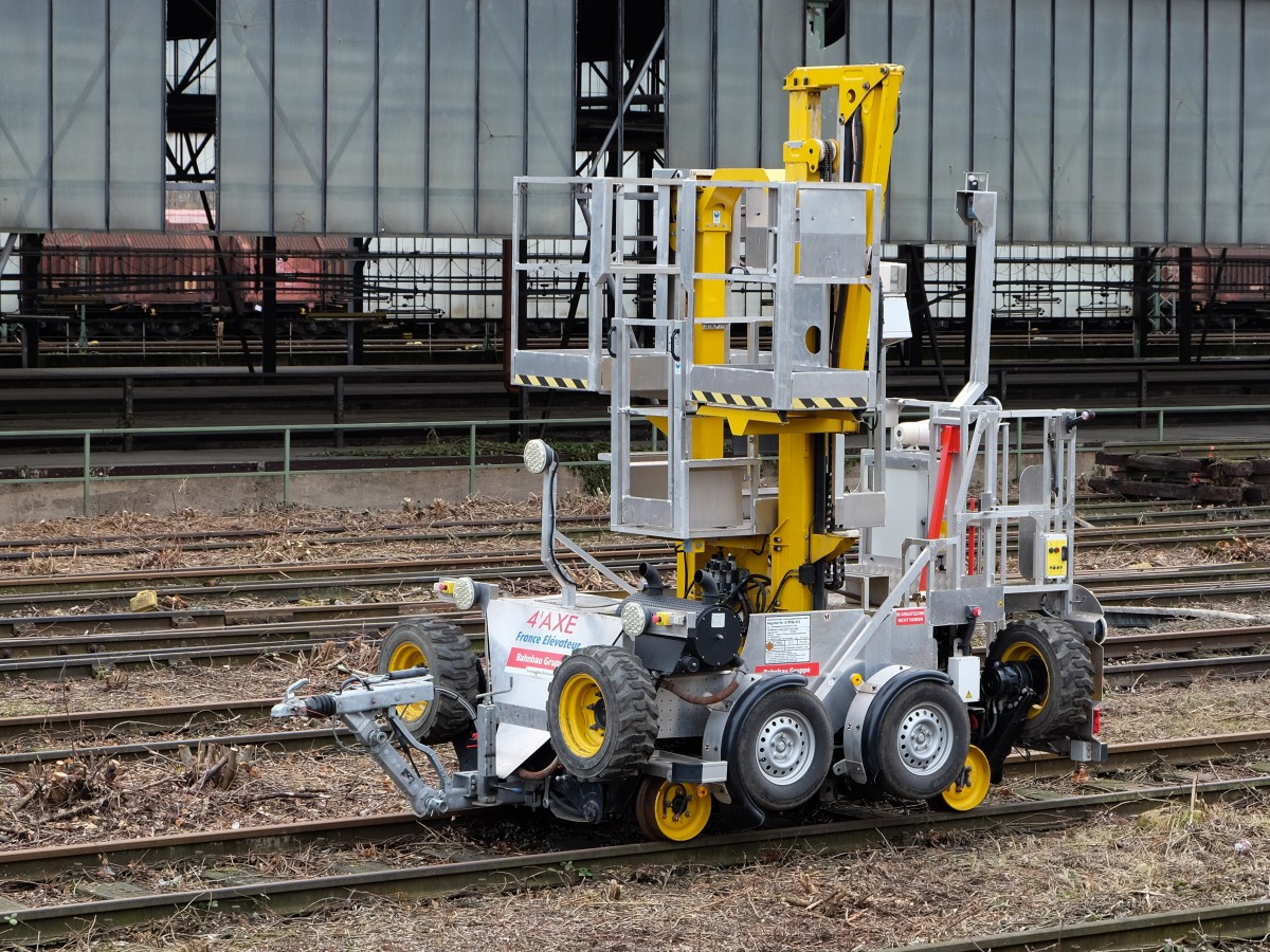 Selbstfahrende Zweiwegehubbühne zur Oberleitungsbearbeitung (Hersteller: La Gamme France Elévateur; Modell: 4'AXE) abgestellt in Wanne-Eickel am 18.11.2015 (Bild 1)