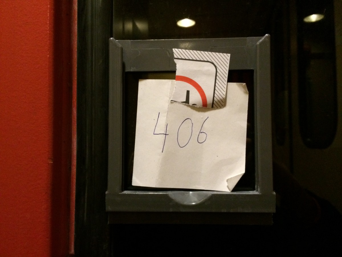 Selbstgebasteltes Wagennummernschild im 51 80 22-94 863 Bimz 264.4
Auf der gegenüberliegenden Tür war ein ähnliches  Konstrukt  angebracht.
Vor allem das  Klebeband  ist sehr kreativ.
Den Wagen traf ich durch Zufall wieder, 
an anderer Stelle machte ich eine Außenaufnahme, die 
auch auf bahnbilder.de zu finden ist. 
Gesehen am 22.11.15 im IC1903 auf der Fahrt von Fulda nach Eisenach. 