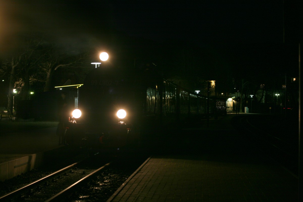 Sellin Ost, sonst ein Kreuzungsbahnhof, wird in der Nebensaison nur einmal stündlich angefahren.Hier der letzte  Zug  aus Göhren  nach Putbus am  08.02.2014  18:12 Uhr.