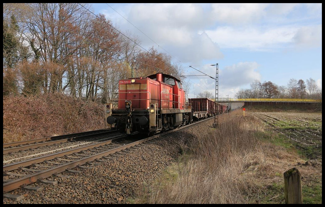 Selten ist auf der Rollbahn Linksverkehr zu beobachten. Am 8.3.2021 um 12.40 Uhr war es wieder einmal der Fall, als DB 294572-3 mit einem Leerpark von Osnabrück nach Hasbergen fuhr. Der Zug ging dann ab Hasbergen nach dem Umspannen der Lok weiter zum Stahlwerk in Georgsmarienhütte.