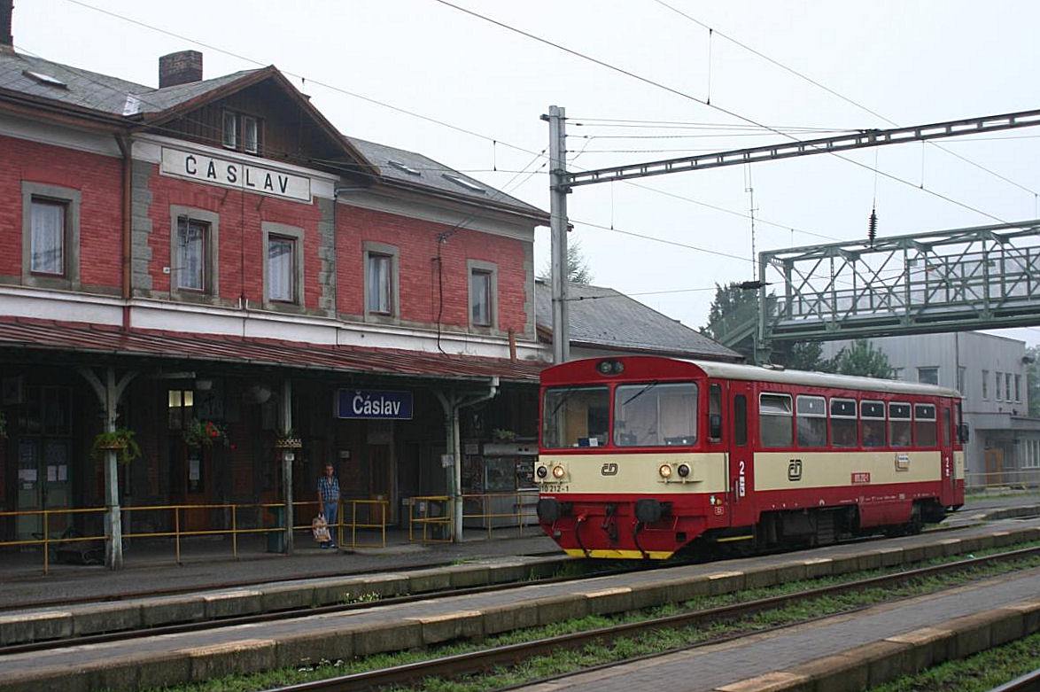 Selten beobachtete ich auf der elektrifizierten Hauptbahn Kutna Hora - Brno Triebwagen. Diese sind eigentlich nur auf den Anschlussbahnen wie z. B. Caslav - Tremosnice unterwegs. In diesem Fall war 810212 am 22.8.2005 aber auf der Hauptstrecke unterwegs und hielt auf Gleis 2 im Bahnhof Caslav.