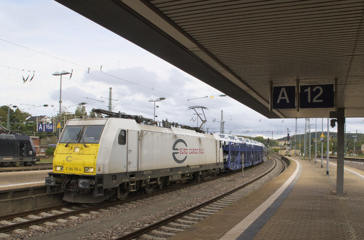 Selten fahren Güterzüge durch den Hauptbahnhof von Saarbrücken. Nur wenn sie über Strecke von Homburg über St. Ingbert geleitetet werden fahren die Züge den direkten Weg durch den Hbf. und fahren nicht über die Güterzugumfahrung. ECR E-186 176 ist mit einem Autotransportzug in Richtung Frankreich unterwegs. 21.10.2019