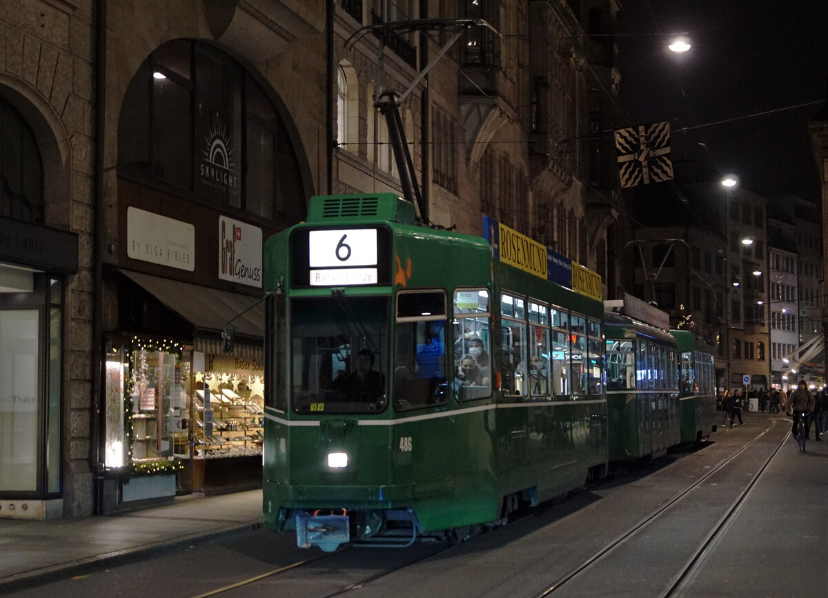 Selten gewordener Dreiwagenzug der Basler Verkehrsbetriebe (BVB), Linie 6,  auf der Fahrt von Allschwil nach Riehen Grenze in Basel am 18. Dezember 2021.
Foto: Walter Ruetsch