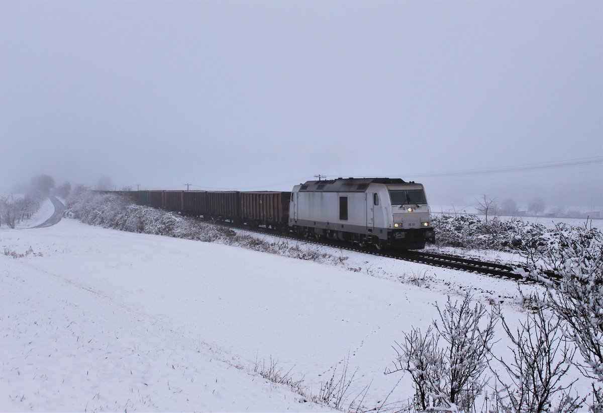 Selten das hier mal so viel Schnee liegt. Deshalb Habe ich einige Bilder von diesem Zug eingefangen.
76 111 ist hier zu sehen am 04.01.21 in Dreitzsch mit dem Stahlzug von Könitz nach Cheb/Cz.