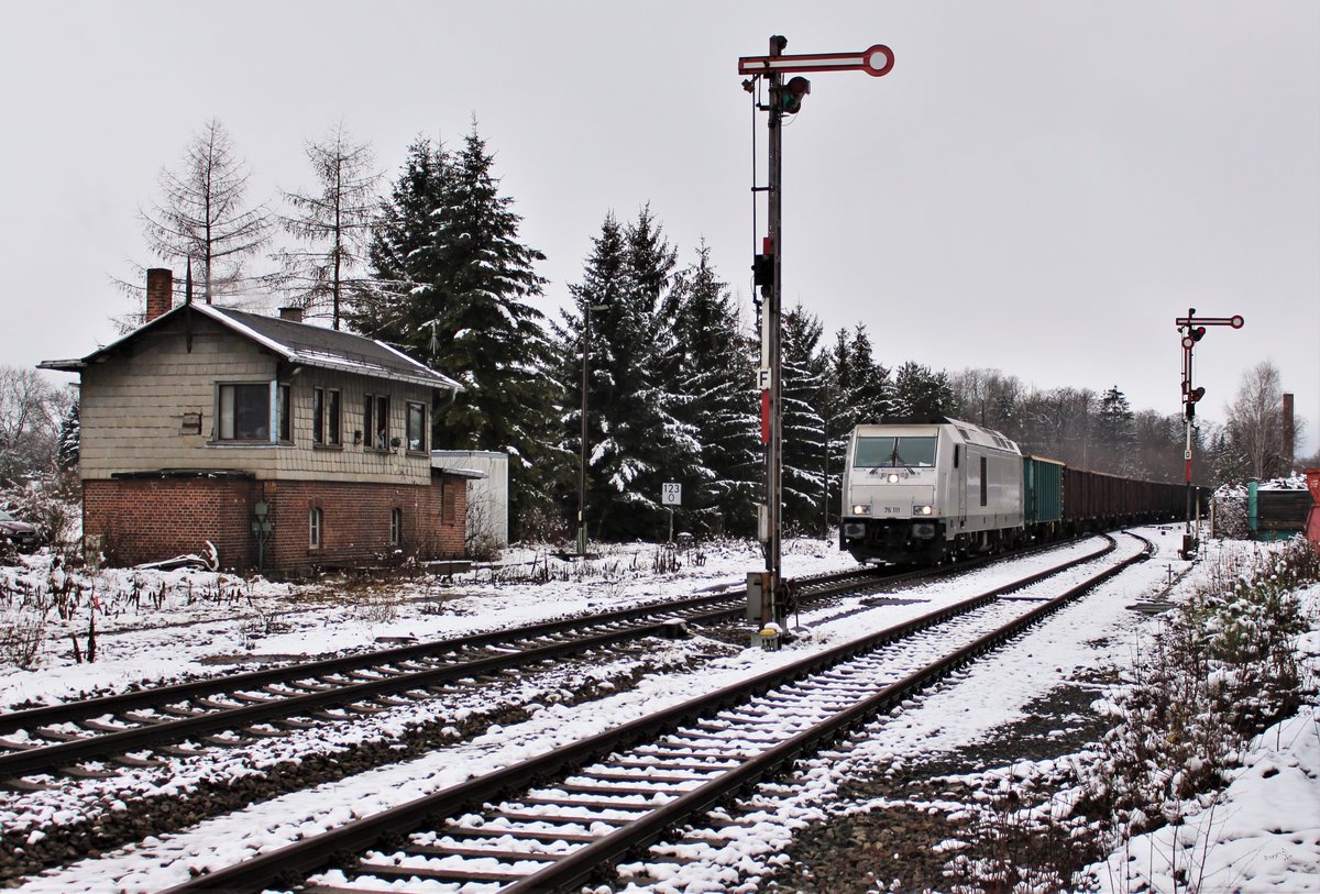 Selten das hier mal so viel Schnee liegt. Deshalb Habe ich einige Bilder von diesem Zug eingefangen. 76 111 ist hier zu sehen am 06.01.21 in Pößneck oberer Bahnhof mit dem Stahlzug von Könitz nach Cheb/Cz.