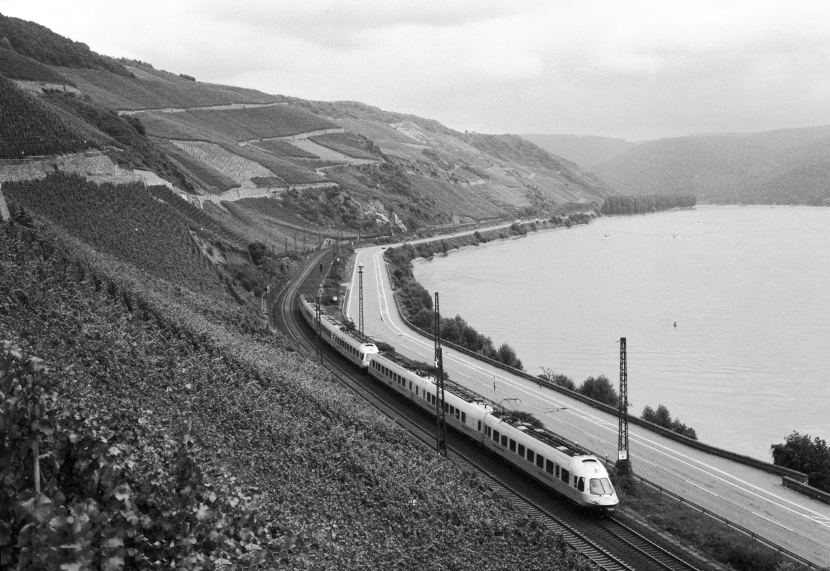 Selten kam es vor, das der LH-Airport-Express aus zwei Triebzügen gebildet wurde, so wie hier im Juni 1982 am  Bopparder Hamm .