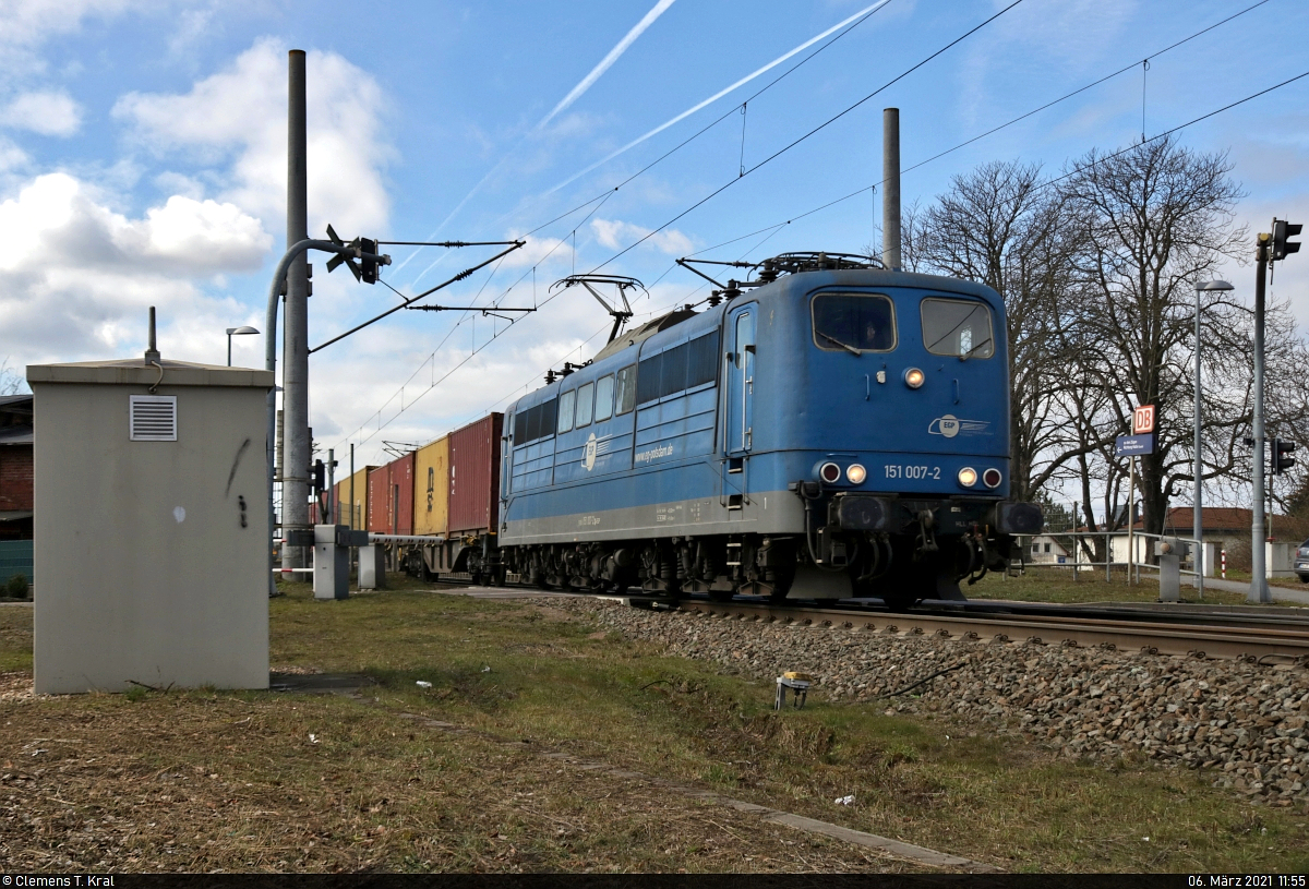 Selten kommt es vor, dass der Containerzug von den Buna-Werken statt einer 140 mit einer 151 befördert wird. An diesem Samstag war dies wieder der Fall, als 151 007-2 den Hp Zöberitz Richtung Köthen durchfährt. Das Wolkenlotto wurde verloren, dafür gab es aber einen hörbaren Gruß vom Tf.

🧰 Eisenbahngesellschaft Potsdam mbH (EGP)
🚝 DGS 90999 Buna-Werke–Dradenau
🚩 Bahnstrecke Magdeburg–Leipzig (KBS 340)
🕓 6.3.2021 | 11:55 Uhr