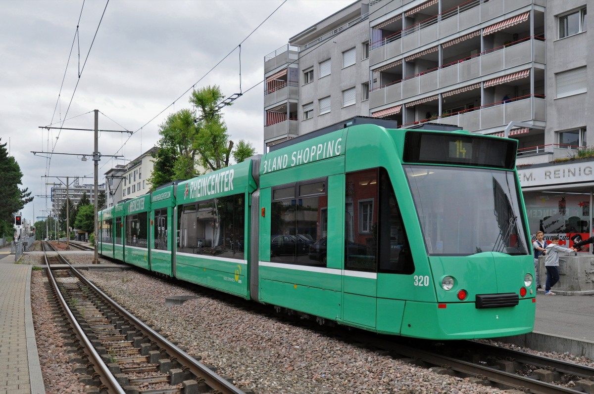 Selten kommt es vor, ein Be 6/8 Combino 320 auf der Linie 14 verlässt die Endhaltestelle in Pratteln. Die Aufnahme stammt vom 09.06.2015.