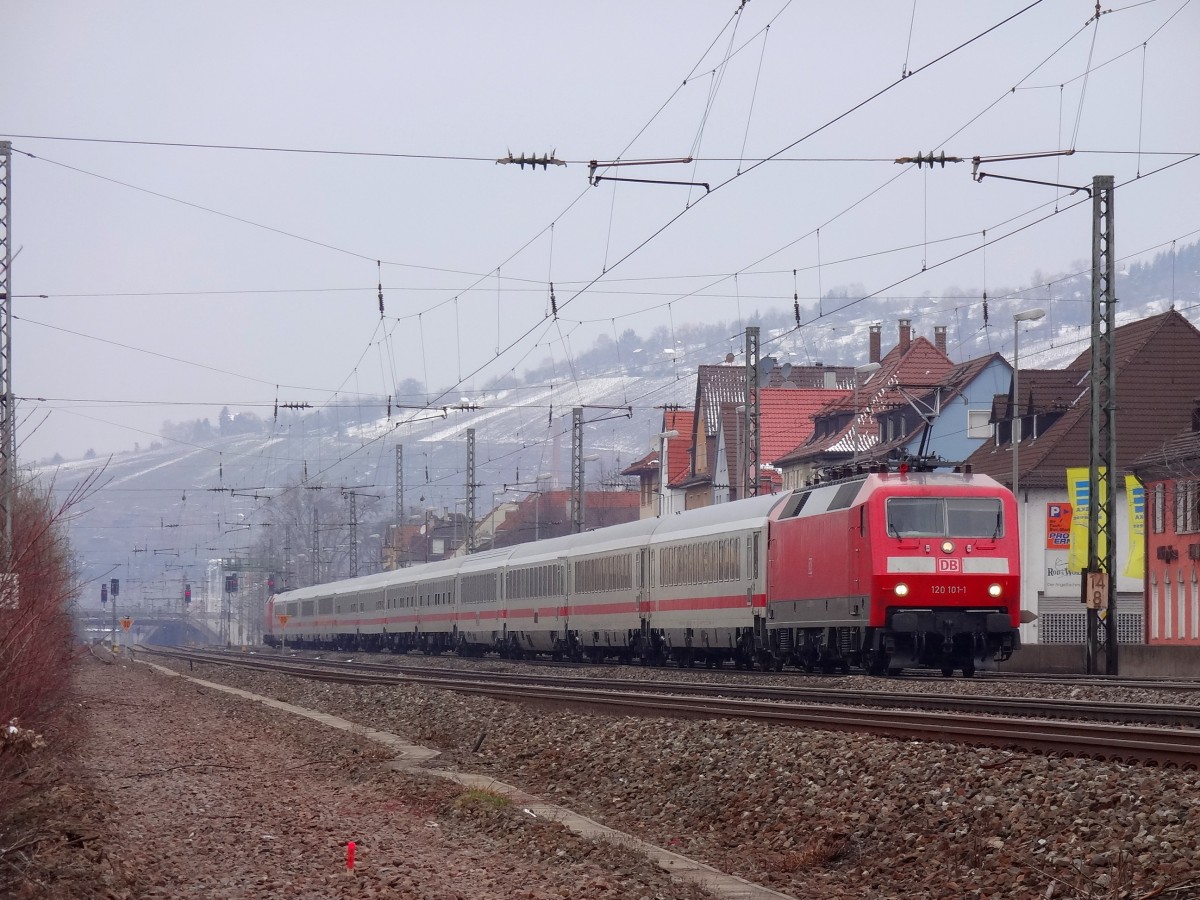 Selten sind die 120er auf der KBS750 anzutreffen... doch am 26.3.13 hatte ich das Glück nochmals eine Garnitur zu bekommen. Diese fuhr im Sandwich aus 120 101 und 120 137. Der Zug war als Ersatz für einen ausgefallenen ICE unterwegs.
Aufgenommen bei Oberesslingen. (Standpunkt heute nicht mehr umsetzbar, da neue Gleisanlagen gebaut wurden)