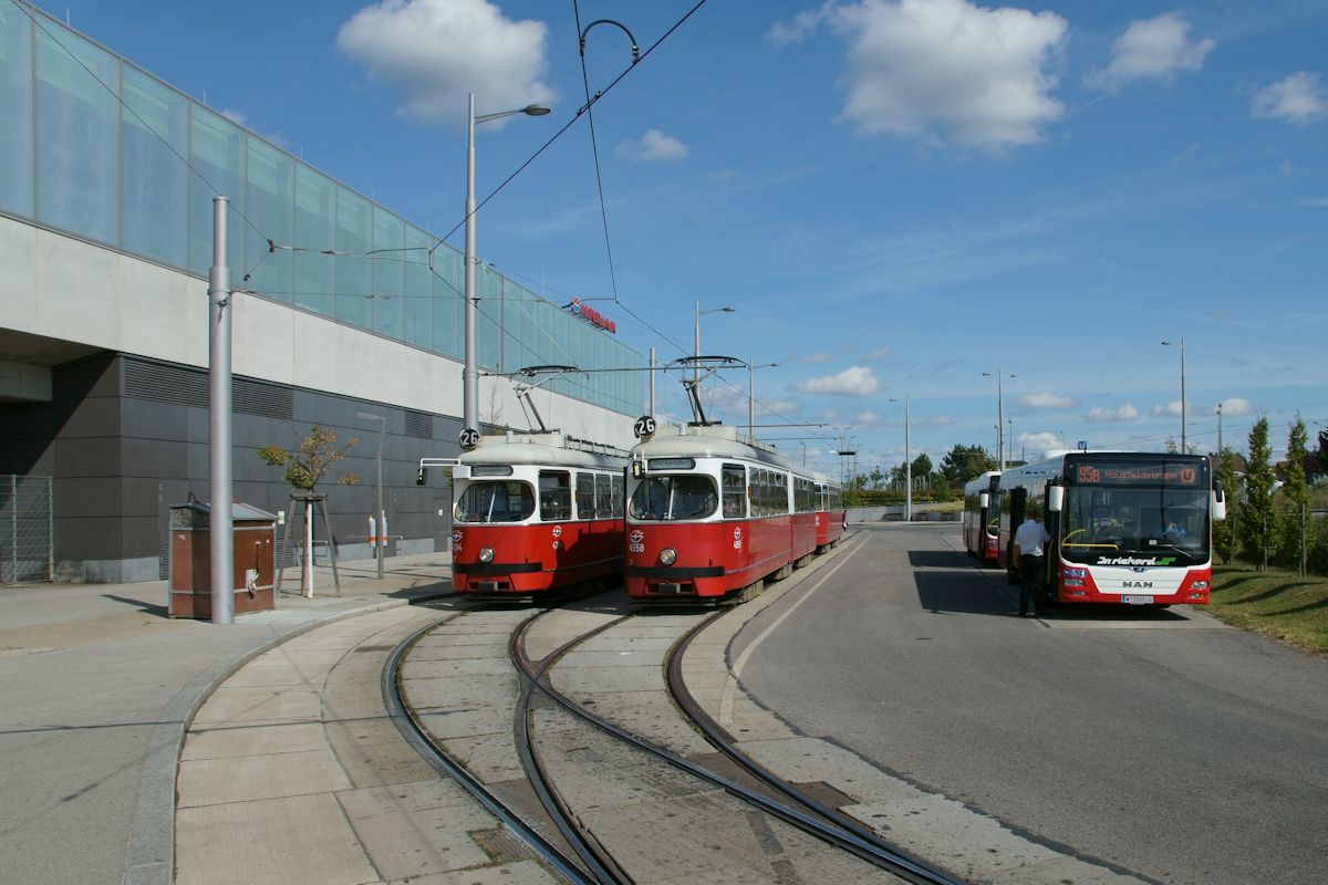 Selten sind Begegnungen zweier E1-c4-Züge in Wien geworden. Am 10.9. warteten 4558 und 4784 mit ihren Zügen an der Endhaltestelle Hausfeldstraße auf die nächste Runde auf der Linie 26.