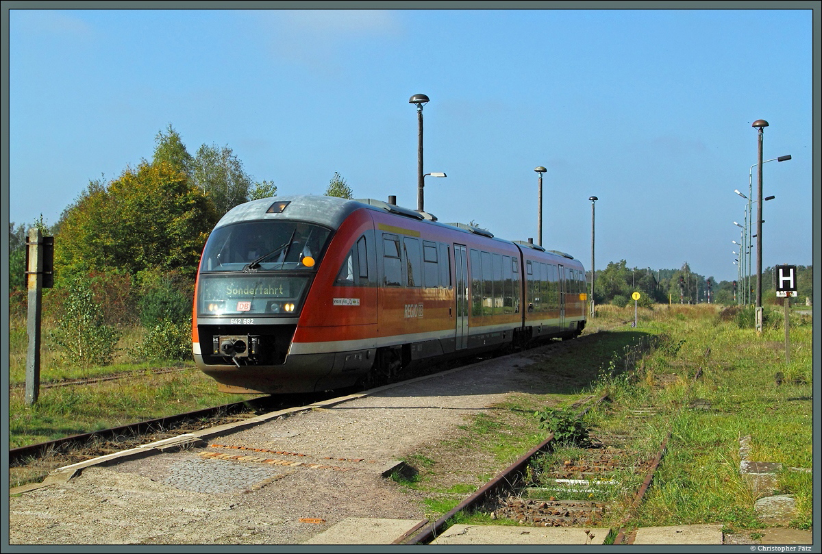 Selten sind DB-Fahrzeuge im Bahnhof Pretzsch. 642 182 ist am 03.10.2014 als Sonderzug aus Leipzig gekommen und wird in Kürze als RB 17703 nach Bad Düben fahren. 