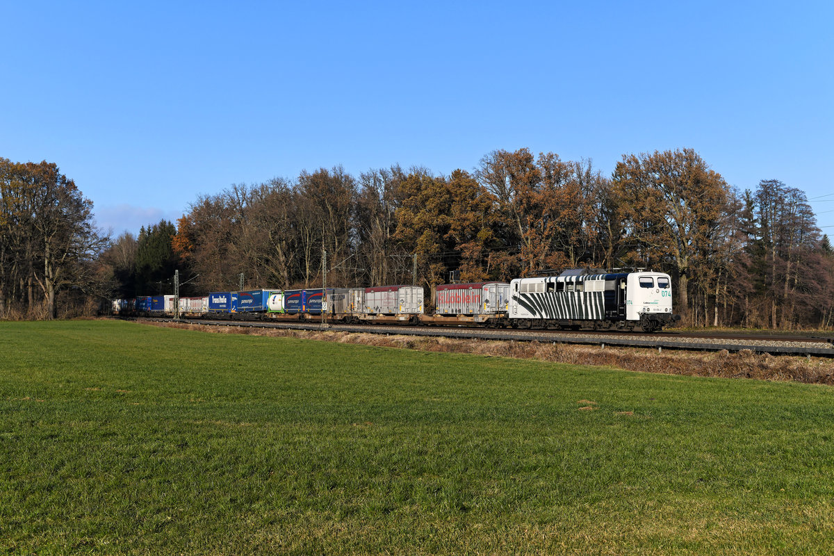Selten sind die Einsätze der Baureihe 151 bei Lokomotion geworden. Regelmäßig sind die Sechsachser nur noch vor der Verbindung zwischen Ludwigshafen und Wels in Oberösterreich anzutreffen. Ins Inntal verschlägt es die Bundesbahn-Klassiker kaum noch. Am 25. November 2020 war daher die Freude groß, als das grüne Zebra 151 074 mit dem DGS 43119 aus dem Waldstück zwischen Reischenhart und Brannenburg herausgefahren kam. 