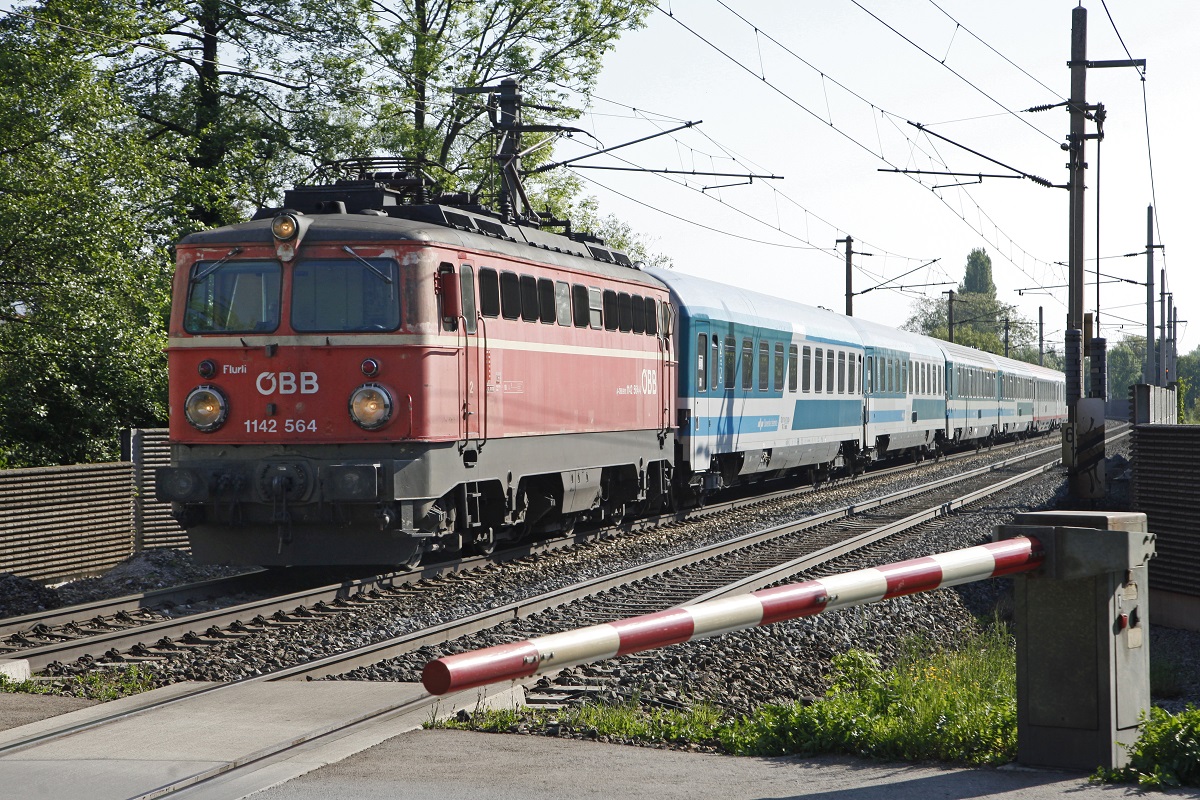 Selten sind Einsätze der Reihe 1142 im hochwertigen Reisezugverkehr zu beobachten. Hier zu sehen 1142 564 mit Eurocity 151 in Pottschach am 17.05.2017.