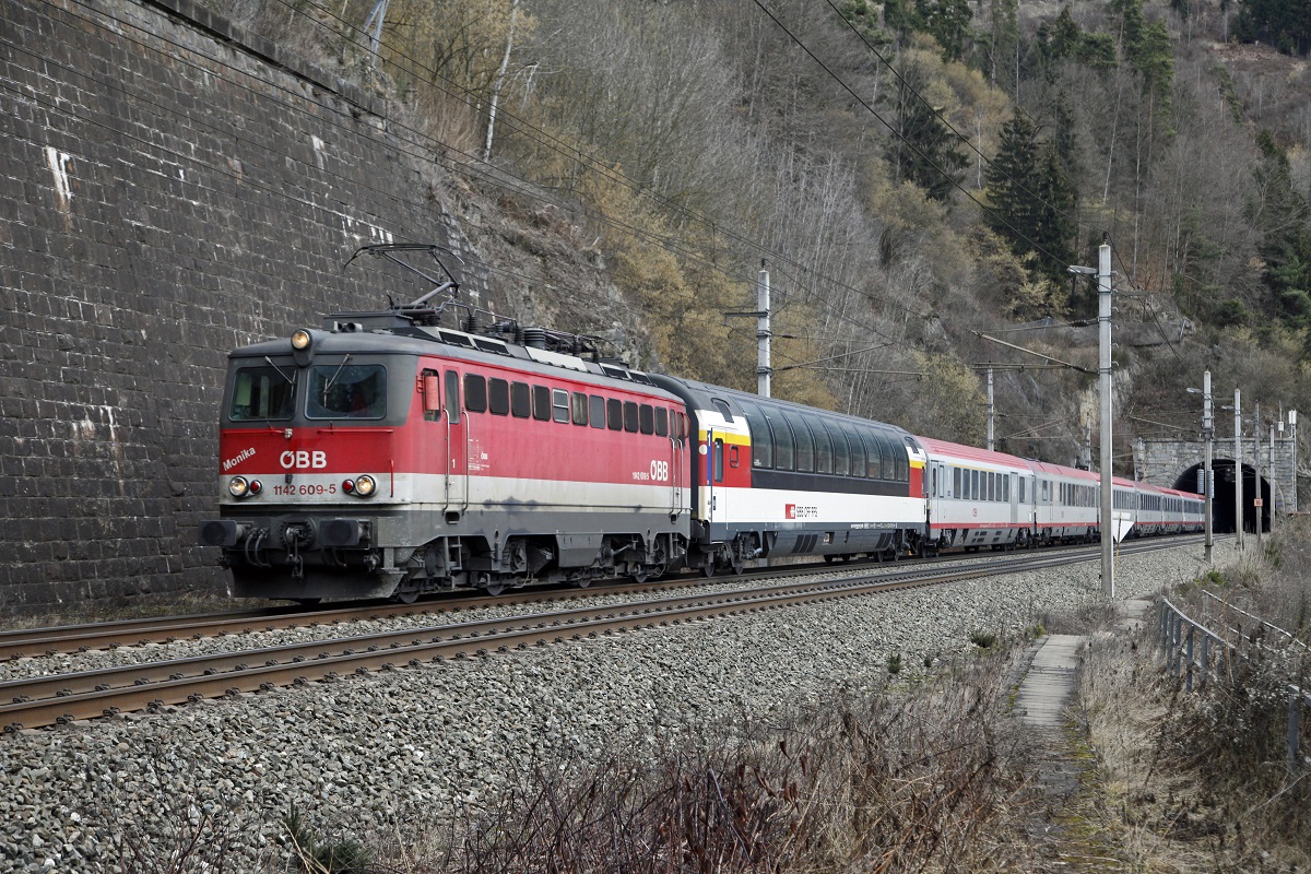 Selten sind noch Einsätze der Reihe 1142 im hochwertigen Reisezugverkehr zu beobachten. Heute am 24.02.2016 zog die 1142.609 EC164 von Graz bis Selzthal hier zu sehen beim Galgenbergtunnel nahe St.Michael.