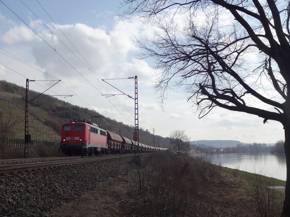 Selten sind sie geworden im Maintal:
Die Einheitsloks!
Außer dem Henkelzug läuft im Maintal eigentlich nichts mit der Baureihe 140 oder 139. 
Doch am 26.2.14 überraschte uns die Seelzer 140 681 mit einem Getreidezug auf der KBS 800. 
Aufgenommen zwischen Thüngersheim und Würzburg. 