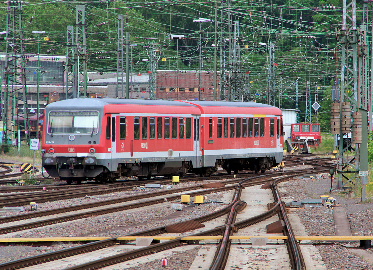 Selten sind sie geworden im Saarland, die Fahrzeuge der Baureihe 628.

Auf der Niedtalbahn und zwischen Saarbrücken und Lebach-Jabach waren sie Jahrzehnte lang tägliche Begleiter, zwar nicht barrierefrei aber sehr zuverlässig.

628 479 rangiert am 08.06.2020 in Saarbrücken Hbf.

 