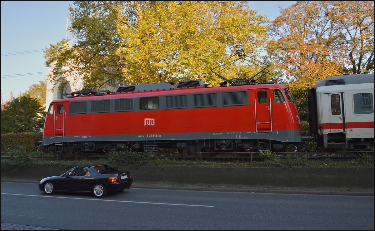 Selten übernehmen die 110er noch die Fahrt zur Abstellung nach Singen. Aber es gibt sie aktuell noch. 115 293-3 vor dem Inselhotel Konstanz. Oktober 2014.