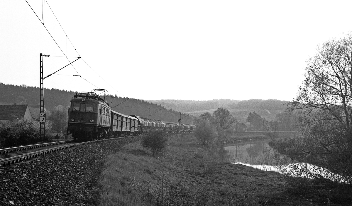 Selten war die Baureihe 118 vor Gterzgen zu sehen. Im Winterfahrplan 1982 gab es nachmittags eine Planleistung von Harburg nach Donauwrth, die hier am 7.5.1982 mit 118 050 bei Wrnitzstein unterwegs ist.