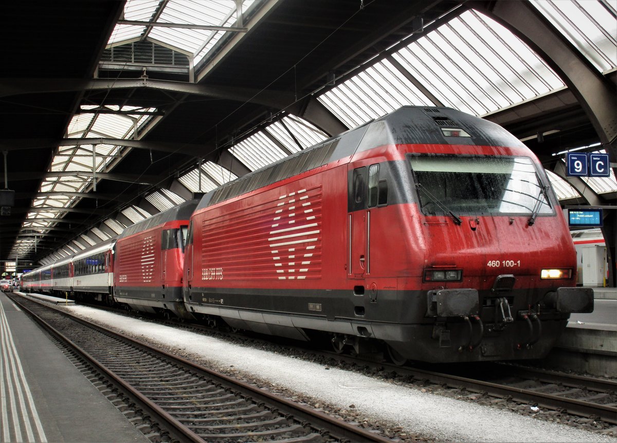 Seltene Doppeltraktion mit den Loks, SBB Re 460 100-1  Grauholz  und SBB Re 460 046-6  Polmengo  mit IR via Zürich Flughafen und Winterthur nach St. Gallen, im Hauptbahnhof Zürich. 6. Juni 2017