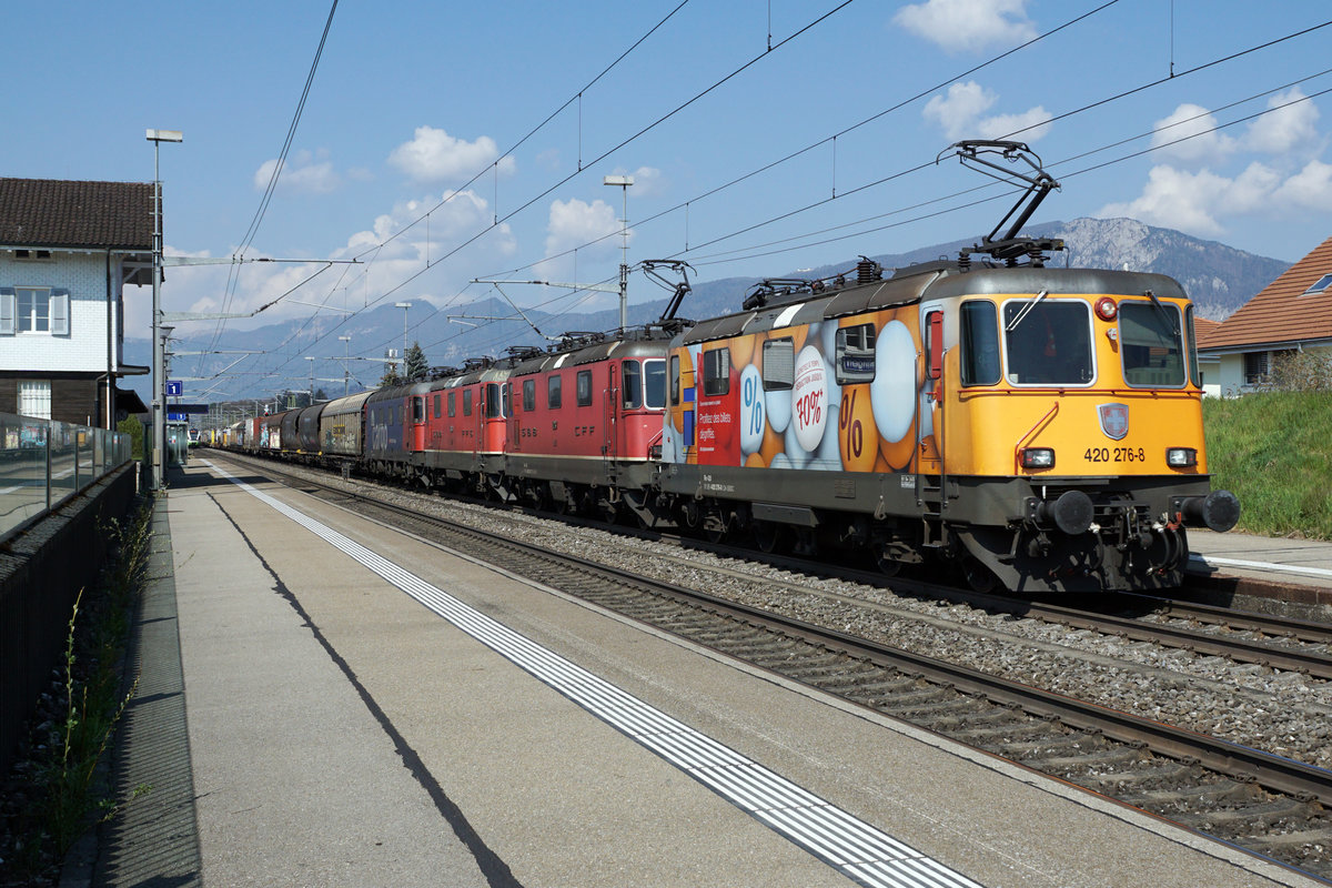 Seltene Traktion mit Re 420 276 + Re 420 267 + 420 340 (geschleppt) + 620 061  Gampel Steg  (geschleppt) anlässlich der Bahnhofsdurchfahrt Deitingen am 21. April 2021.
Foto: Walter Ruetsch 