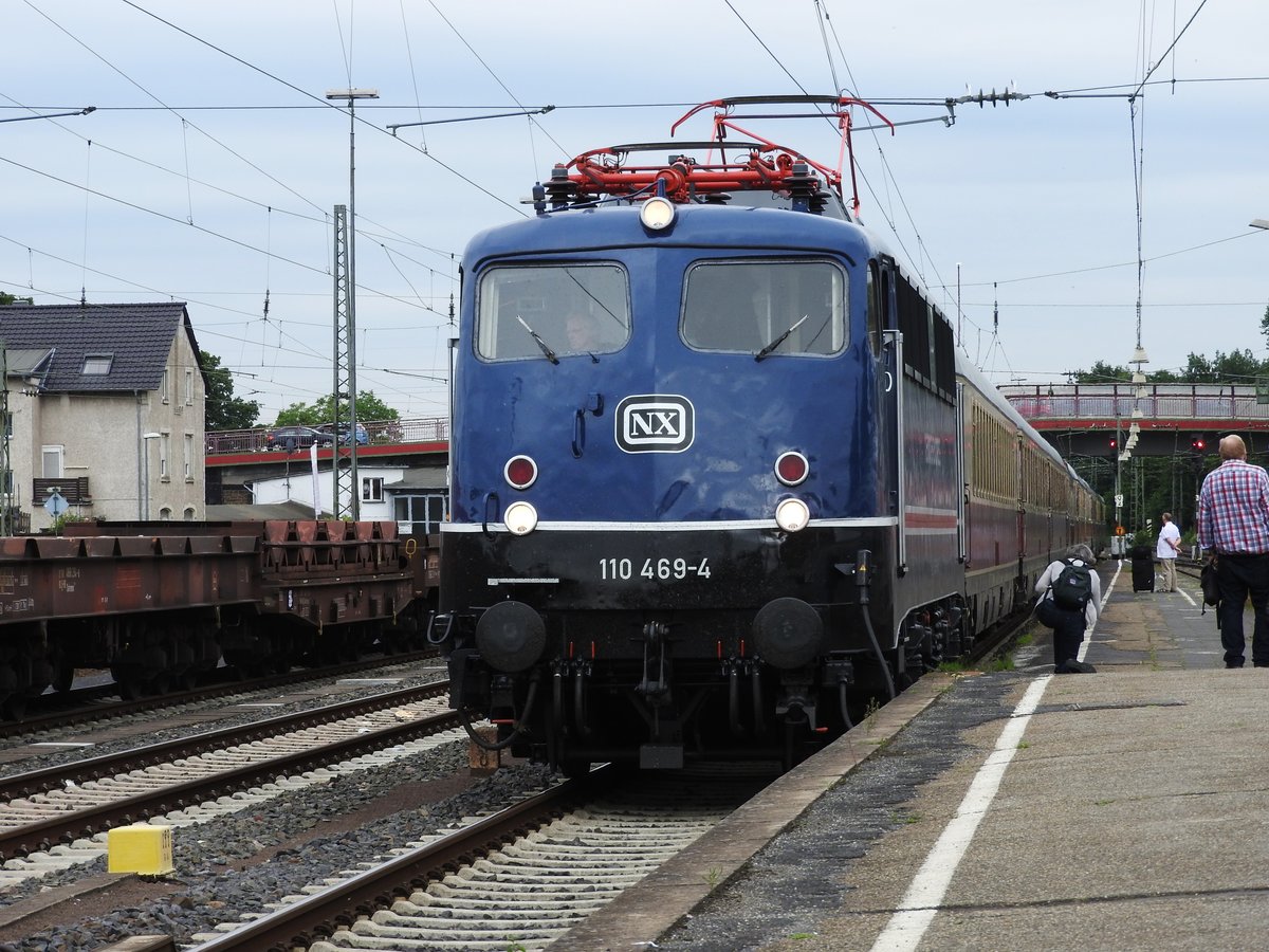 SELTENER ANBLICK im BAHNHOF ANDERNACH- E-LOK NX 110 469-4 fährt als Vorspannlok
für den AKE-RHEINGOLD-Sonderzug am 16.7.2016 in den Bahnhof ANDERNACH/RHEIN
ein......
