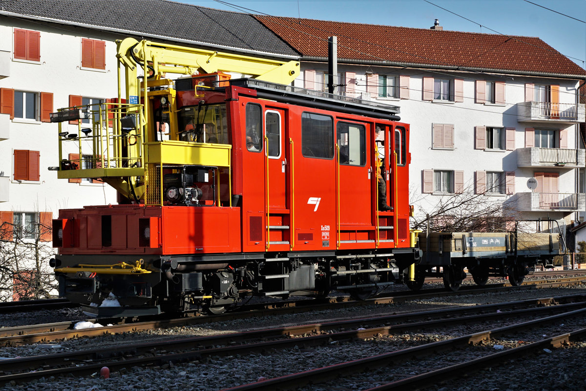 Seltener Bauzug bei den Chemins de fer du Jura CJ.
Der Xm 509 wartete mit dem Kkm 345 am 20. Februar 2019 in Tavannes auf seinen nächsten Einsatz.
Foto: Walter Ruetsch  