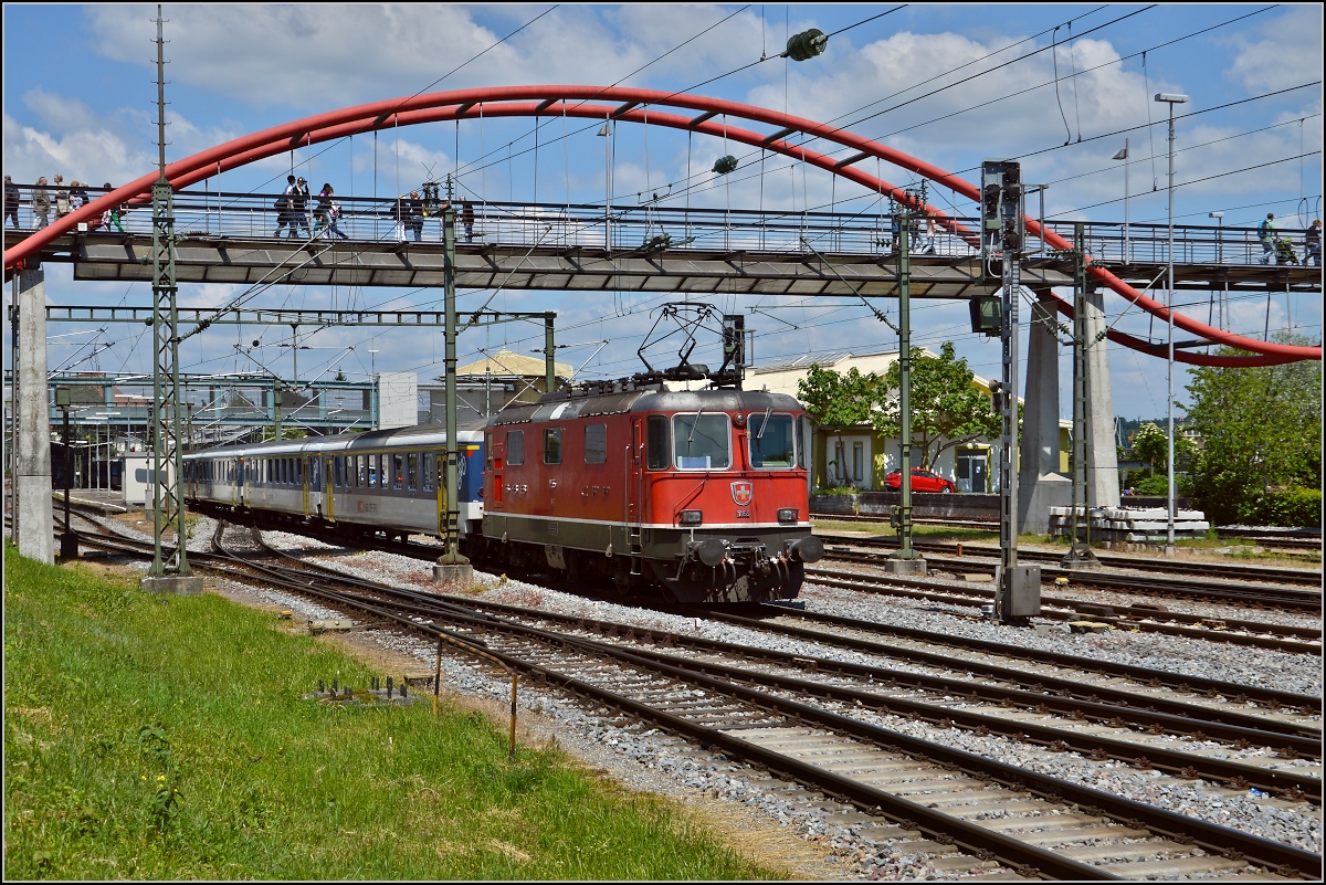 Seltener Besuch in Konstanz. Re 4/4<sup>II</sup> 11155 schiebt einen Zug mit EW II zur Endstation. Mai 2014. Man beachte auch die Zugehörigkeit zur 1. Serie der Re 4/4 II, vergleichbar Kasten-E10 (vs. Bügelfalte). Am fehlenden zweiten Stromabnehmer sind sie nebst anderen Kleinigkeiten am besten zu erkennen.