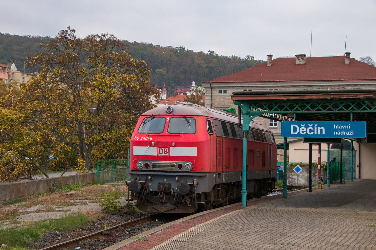 Seltener Gast in Decin: 218 340-8 steht am 23. Oktober 2019 abgestellt im Bahnhof. 