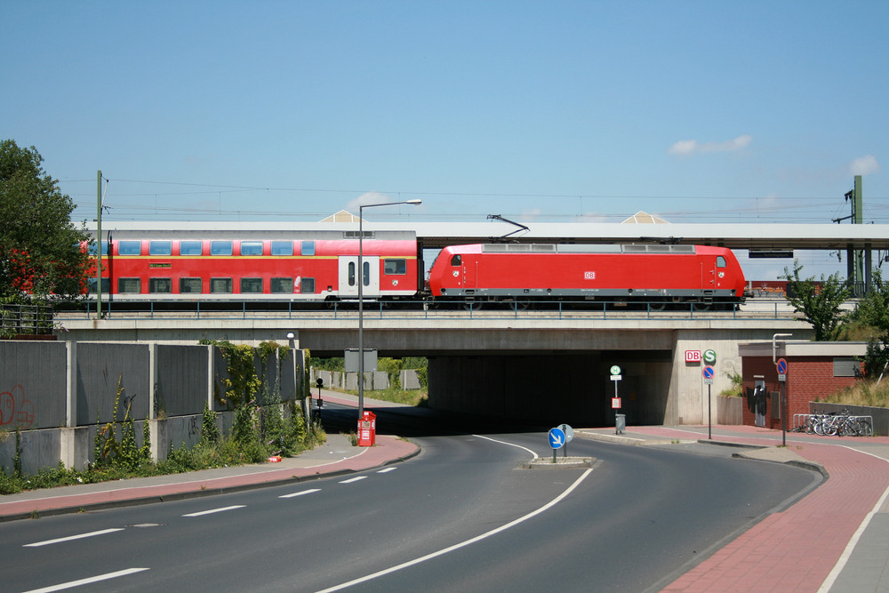 Seltenheitswert hat diese Aufnahme...
Wegen Bauarbeiten wurden die Züge des RE 1 zeitweise über die S-Bahn-Gleise umgeleitet.
Diese Aufnahme entstand am S-Bahn Haltepunkt  Köln-Müngersdorf Technologiepark  am 29. Juni 2008.