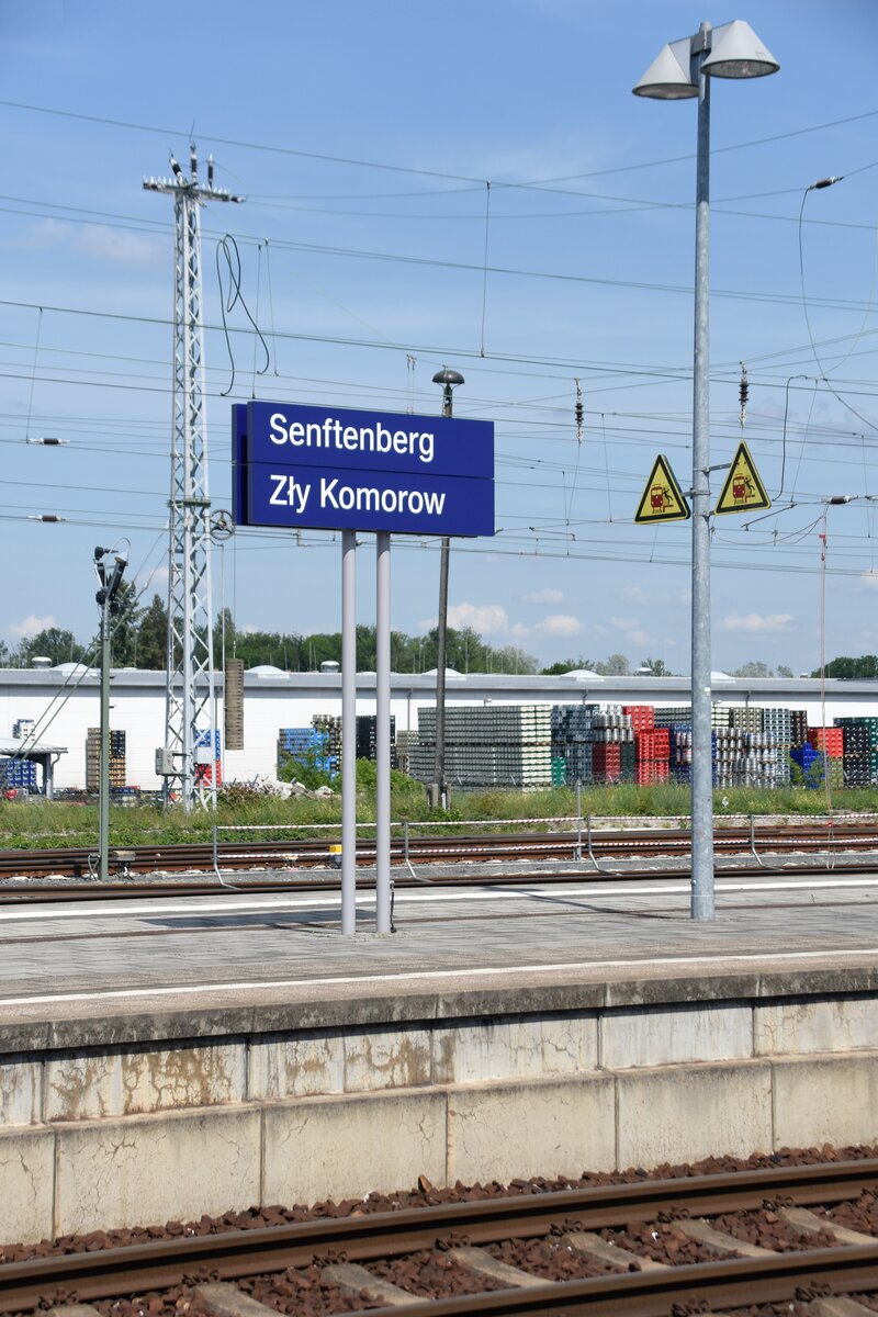 SENFTENBERG (Landkreis Oberspreewald-Lausitz), 21.05.2024, zweisprachiges Bahnhofsschild (deutsch und sorbisch) auf dem Bahnsteig des Bahnhofs Senftenberg
