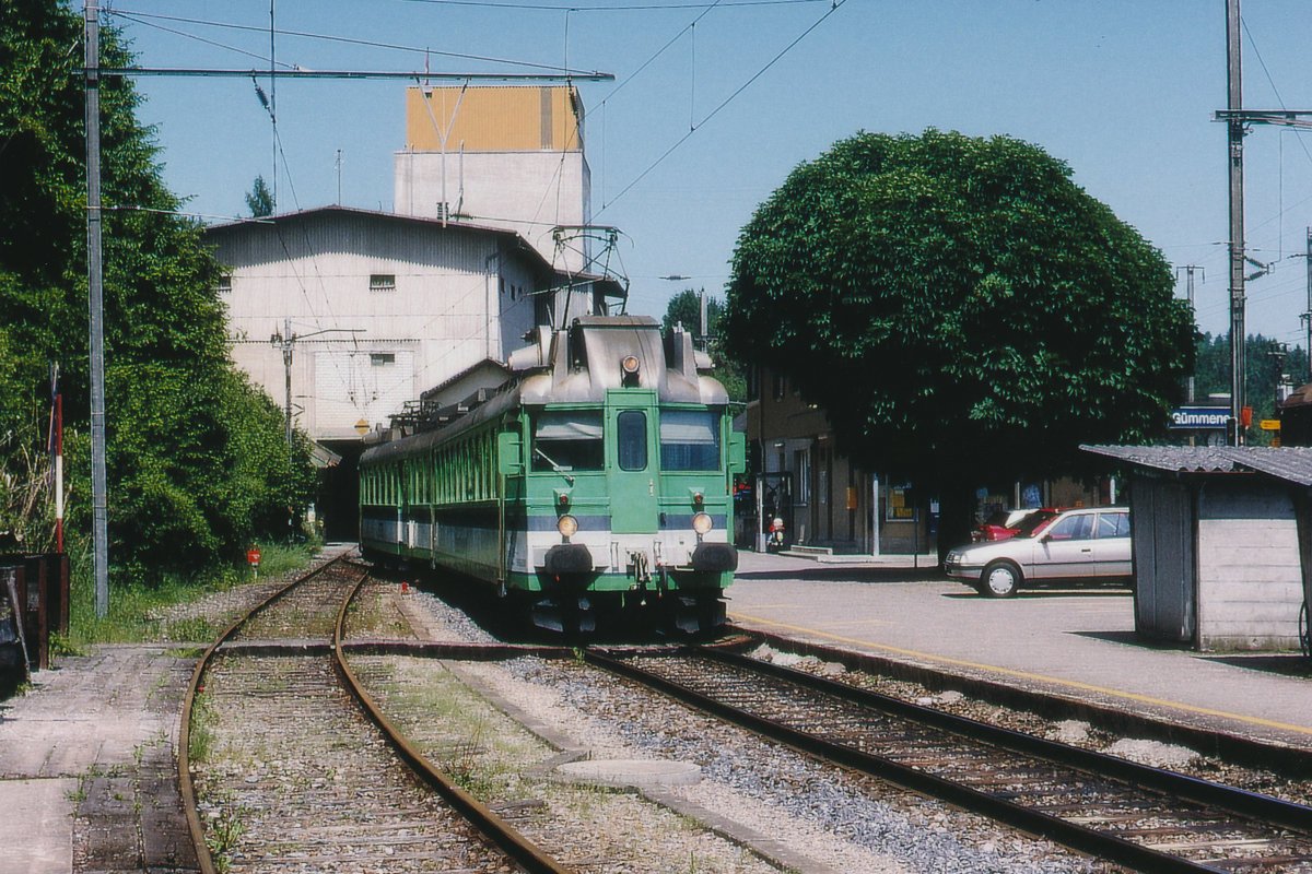 SENSTETALBAHN STB
Der Streckenabschnitt Laupen - Gümmenen wurde am 23. Mai 1993 auf Busbetrieb umgestellt.
Ein nicht erkennbarer BDe 4/6 (102-103) wartet an einem der letzten Betriebstage im Endbahnhof Gümmenen auf Fahrgäste.

Im Jahre  1938 erfolgte die Inbetriebsetzung  von den drei  ABDZe  4/6  mit den Betriebsnummern für die BLS 731 sowie die BN 736-737.

Die drei Triebzüge  BCFZe  4/6 später  ABDZe  4/6 wurden 1983 an die Sensetalbahn  STB veräussert.
Die  feierliche Ablieferung mit Blasmusik ab dem Werk Bönigen als BDe 4/6 102 und BDe 4/6 103 erfolgte im Jahr 1985.
 
Bei der STB verdrängten die neuen Triebzüge, ehemals BLS/BN die beiden Be  4/4 106 – 107, ehemals SOB aus dem  Jahre 1939.

Dank dem damaligen Verkauf an die STB sowie die Rettung durch den Tram Club Bern  hat der BCFZe 4/6 736, ehemals BN überlebt.
Nach der Restaurierung durch die BLS-Stiftung wird der  Blaue Pfeil  als technisches Kulturgut unter der  Bezeichnung  BCFe 4/6 736 der  Nachwelt erhalten.

Foto: Walter Ruetsch